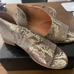 Mata side open, snakeskin sandals